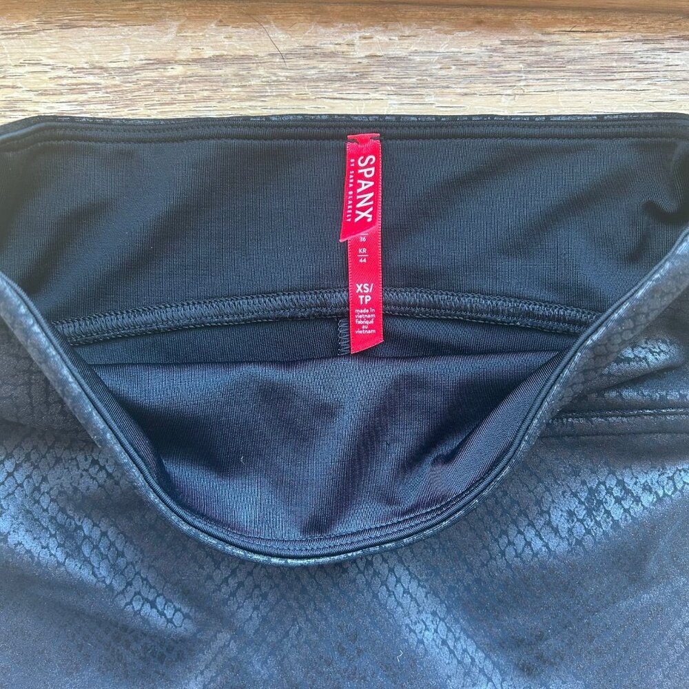 Spanx Faux Leather Snakeskin Design Biker Shorts Sz XS Athleisure Yoga Workout - Picture 2 of 8